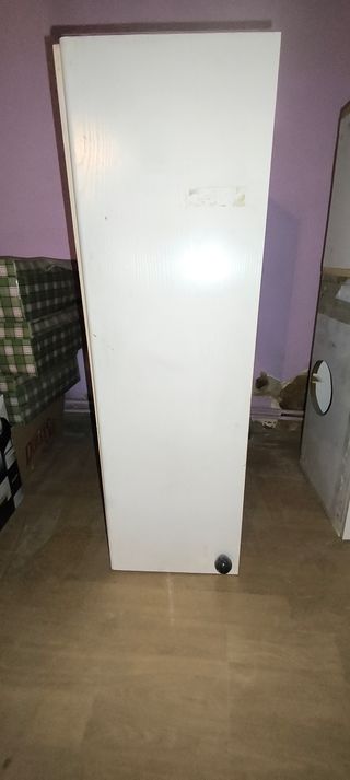 Mueble de cocina blanco y beige