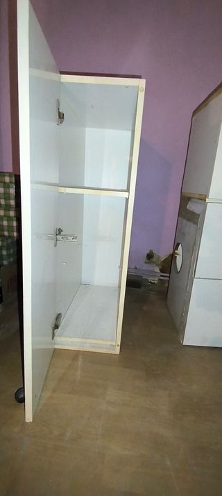 Mueble de cocina blanco y beige