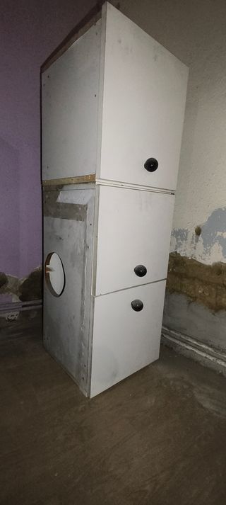 Mueble de cocina blanco y beige