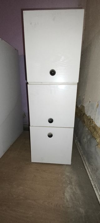 Mueble de cocina blanco y beige