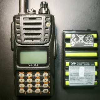 Walkie talkie Yaesu VX-170 + micrófono + auricular