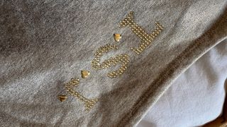 Sudadera TSJ gris jaspeada con detalles dorados