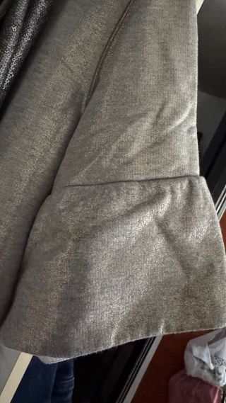 Sudadera TSJ gris jaspeada con detalles dorados
