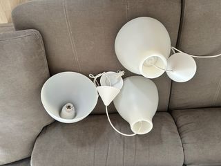 Tres lámparas colgante Ikea blanca.