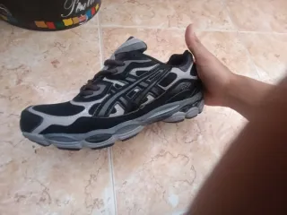 Zapatillas ASICS Negras y Grises