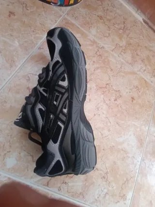 Zapatillas ASICS Negras y Grises