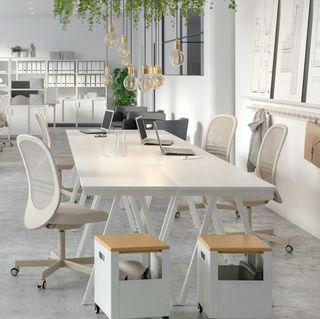 Mesa de escritorio blanca de madera