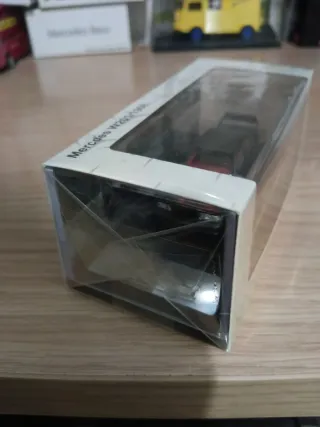 Coche a escala Rhino Model 1:64