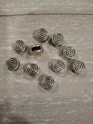 Abalorios espirales plateados