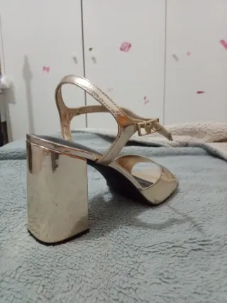 Tacchi dorati con piattaforma