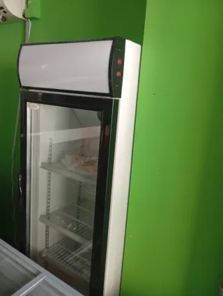 Nevera expositora de bebidas