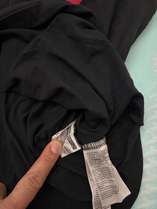 Maglia Levi's nera con logo rosso