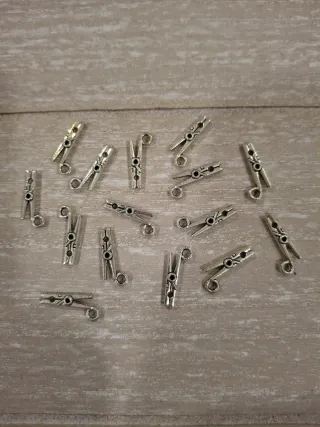 Dijes de pinza de ropa plateados