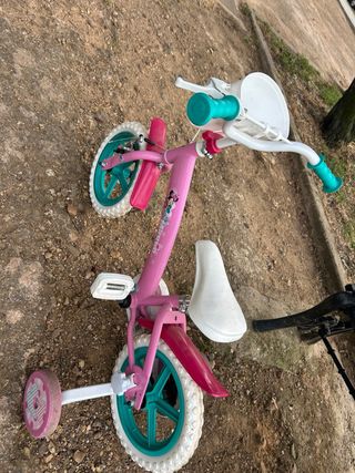 Bicicleta infantil rosa con cesta