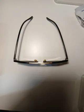 Gafas de sol negras y doradas