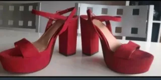 Sandalias plataforma tacón ancho Stradivarius roja
