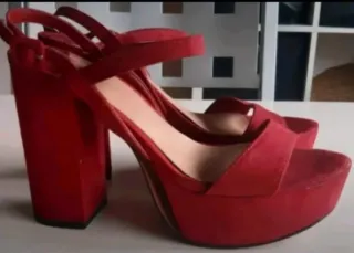 Sandalias plataforma tacón ancho Stradivarius roja