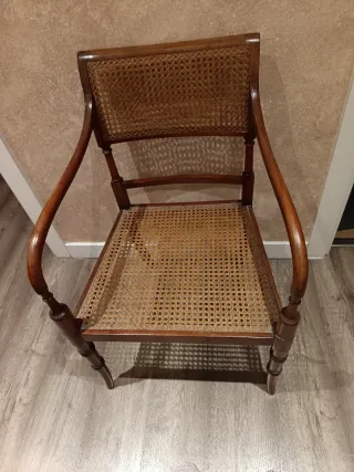Silla vintage de madera y ratán