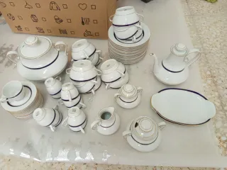 Vajilla de porcelana dorada y blanca