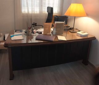 Mesa de despacho de madera maciza.p