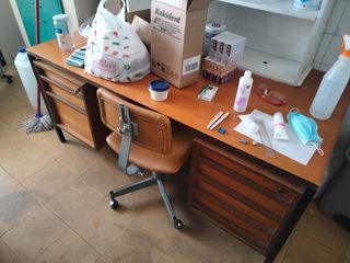 Escritorio de madera con cajones