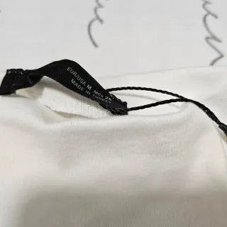 Camiseta Zara Blanca con Logo Dorado
