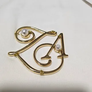 Camiseta Zara Blanca con Logo Dorado