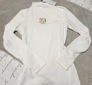 Camiseta Zara Blanca con Logo Dorado