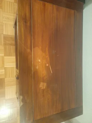 Cómoda de madera con puerta