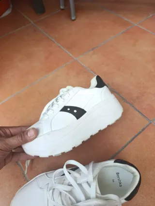 Zapatillas Mujer Blancas y Negras