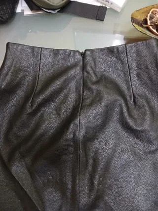 Falda de piel negra bordada