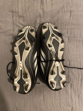 Botas de fútbol Adidas negras y blancas