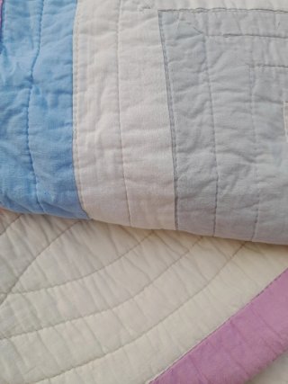 Colcha multicolor con diseño de rayas