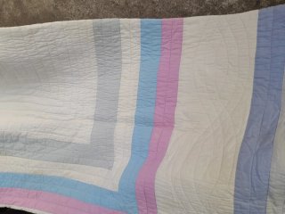 Colcha multicolor con diseño de rayas