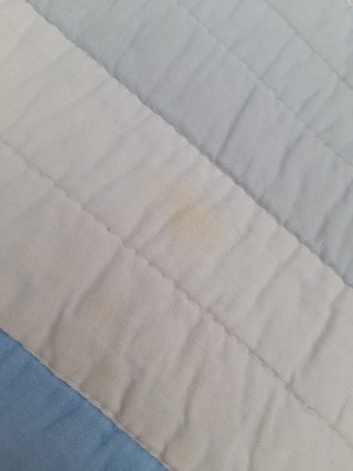 Colcha multicolor con diseño de rayas