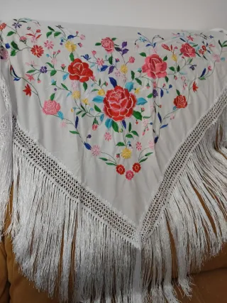 Mantón bordado floral blanco
