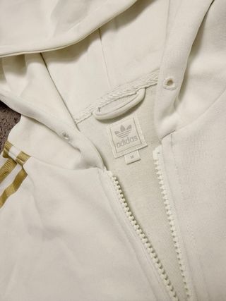 Adidas Sudadera con Cremallera y Logo Dorado