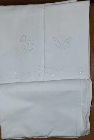 Sábana de algodón bordada con incialesBB