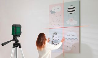 Nivel láser de líneas cruzadas con trípode