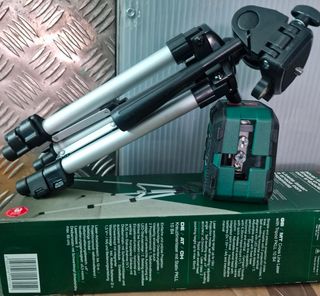 Nivel láser de líneas cruzadas con trípode