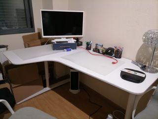 Mesa de escritorio blanca