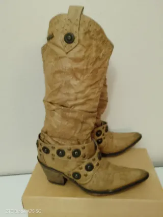 Botas cowboy piel marrón tachuelas