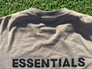 Camiseta Fear of God Essentials - Taupe/Harvest