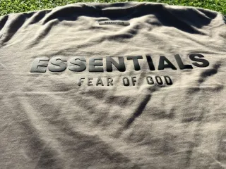 Camiseta Fear of God Essentials - Taupe/Harvest