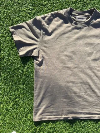 Camiseta Fear of God Essentials - Taupe/Harvest