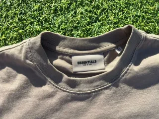 Camiseta Fear of God Essentials - Taupe/Harvest