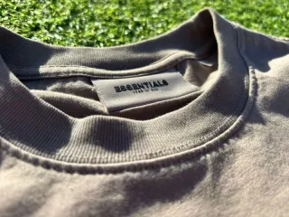 Camiseta Fear of God Essentials - Taupe/Harvest