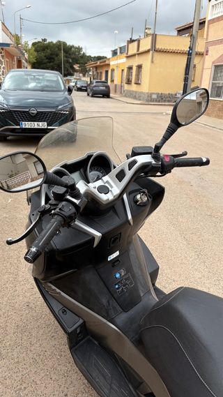 Moto Scooter Negra y Gris