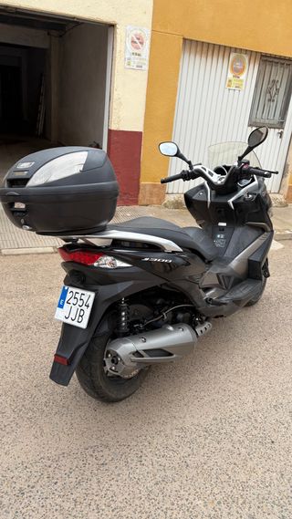 Moto Scooter Negra y Gris