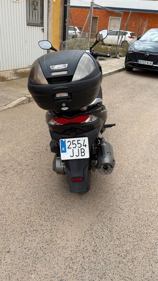 Moto Scooter Negra y Gris